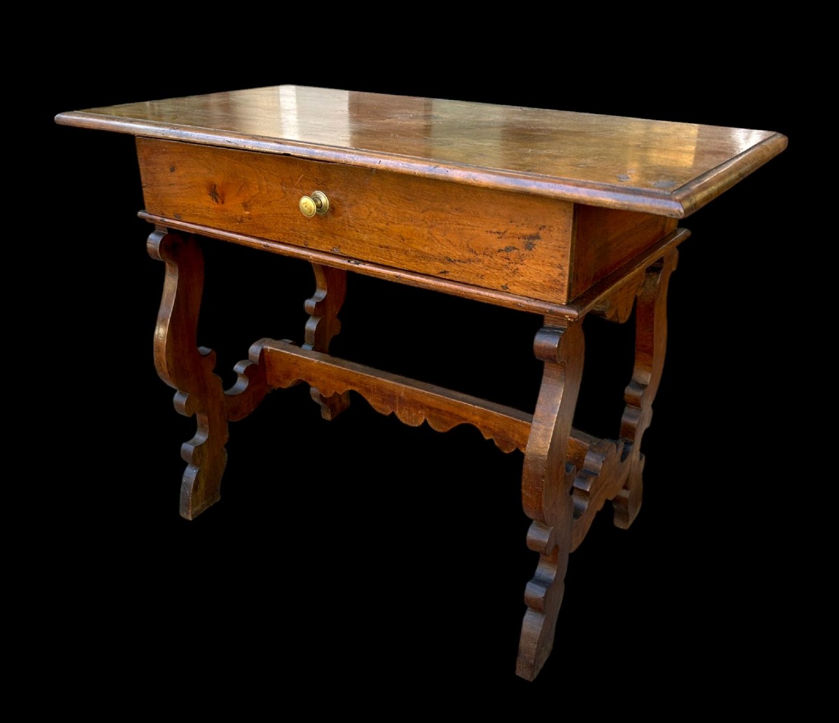 Tavolo scrittoio a lira della fine del Seicento. Italia settentrionale.