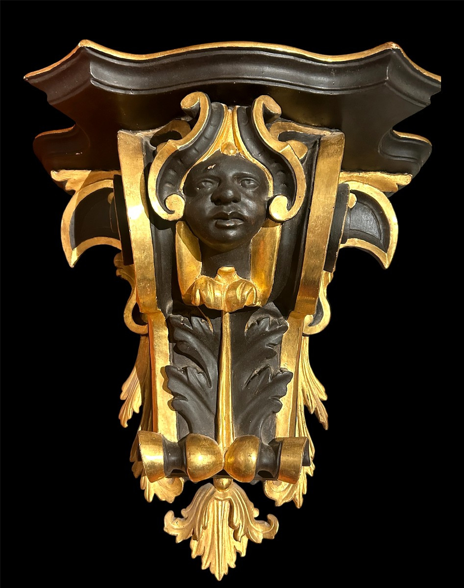 Mensola finemente intagliata e decorata ad oro e lacca nera. Italia centrale, fine del XVII sec