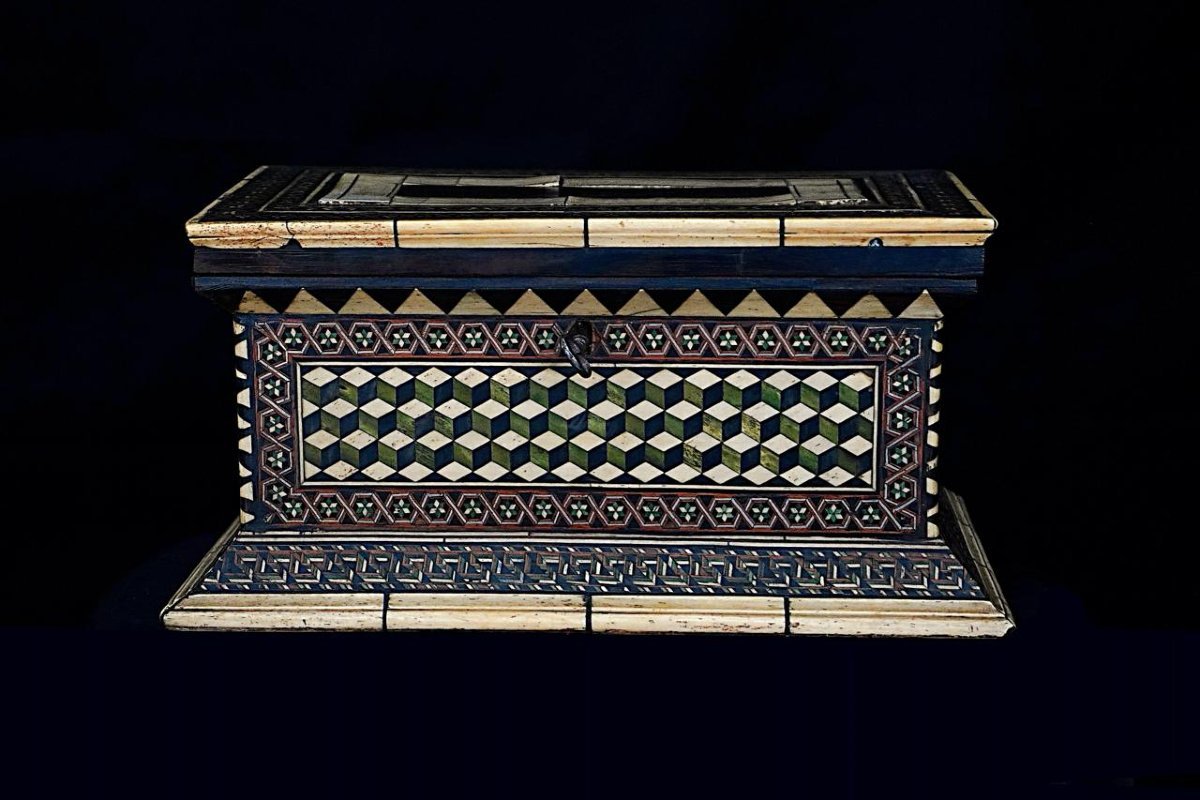 Grande cofanetto intarsiato in osso e varie essenze, bottega degli Embriachi, sec. XV.-photo-2