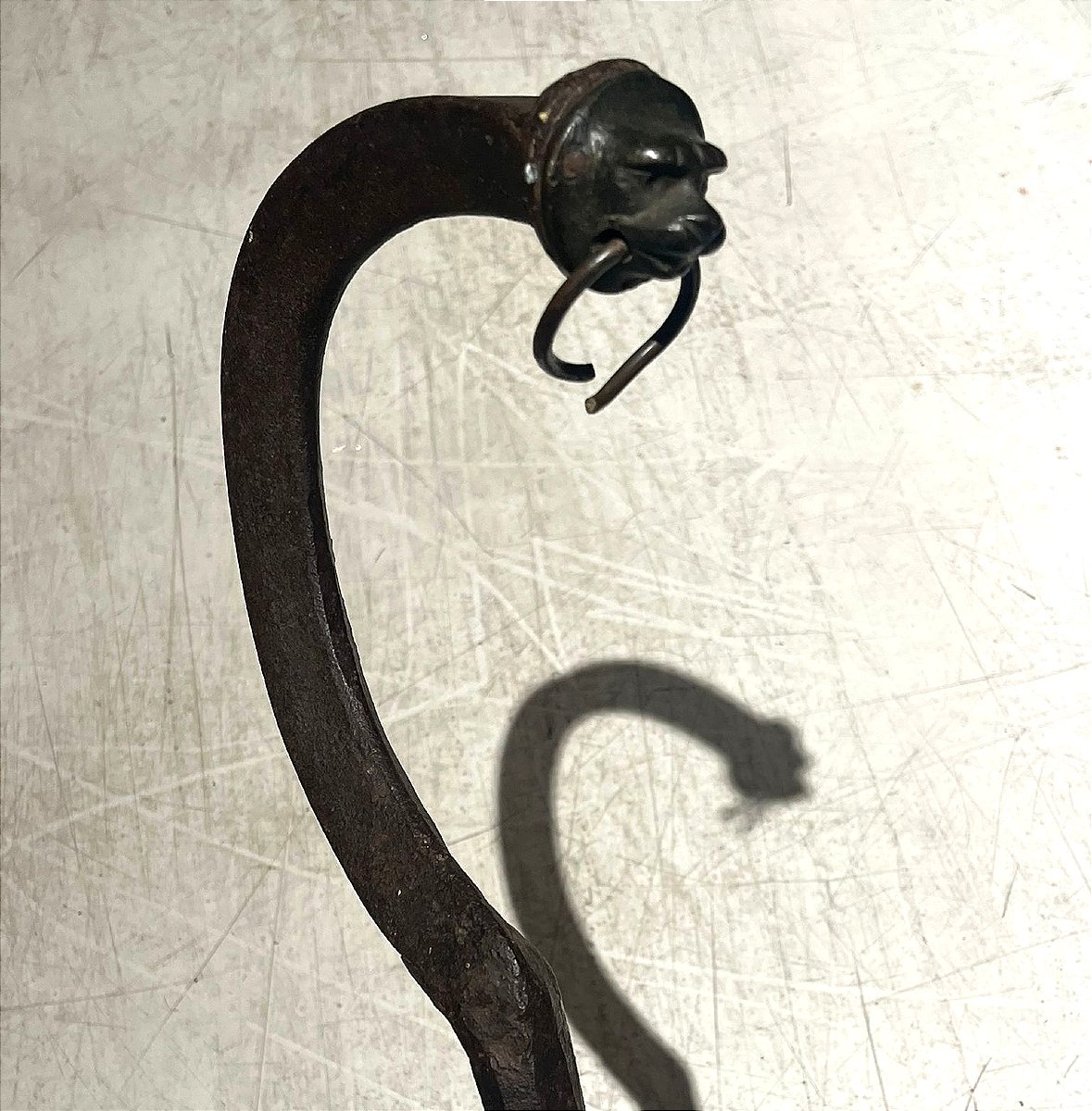 Strumento in ferro con testa di leone in bronzo sul terminale. XVI secolo, Toscana.-photo-4