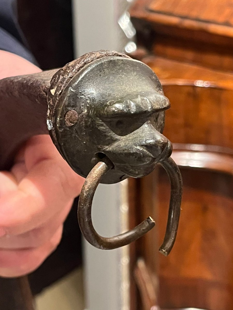 Strumento in ferro con testa di leone in bronzo sul terminale. XVI secolo, Toscana.-photo-2