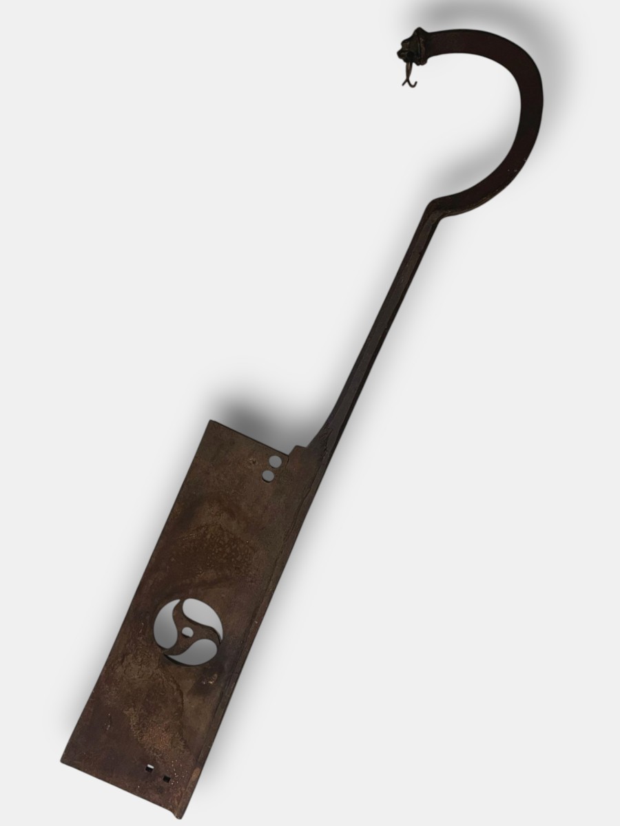 Strumento in ferro con testa di leone in bronzo sul terminale. XVI secolo, Toscana.