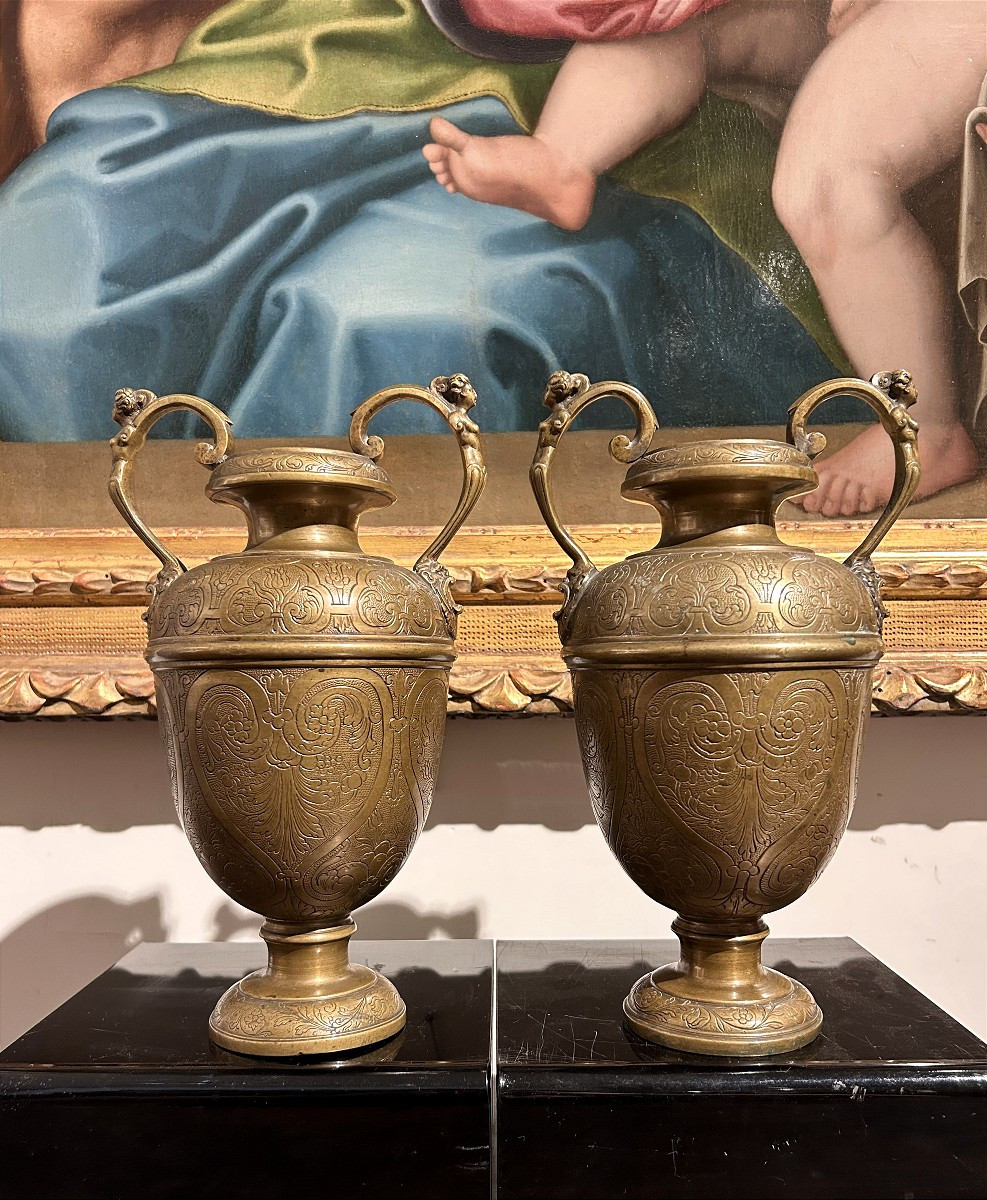 Coppia di vasi in bronzo finemente incisi. Bottega Veneto-Saracena del XVI secolo.