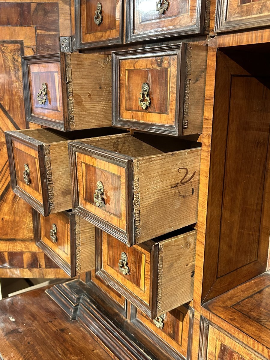 Elegante mobile doppio corpo con monetiere in legni pregiati. Roma, ultimo quarto del Seicento.-photo-4