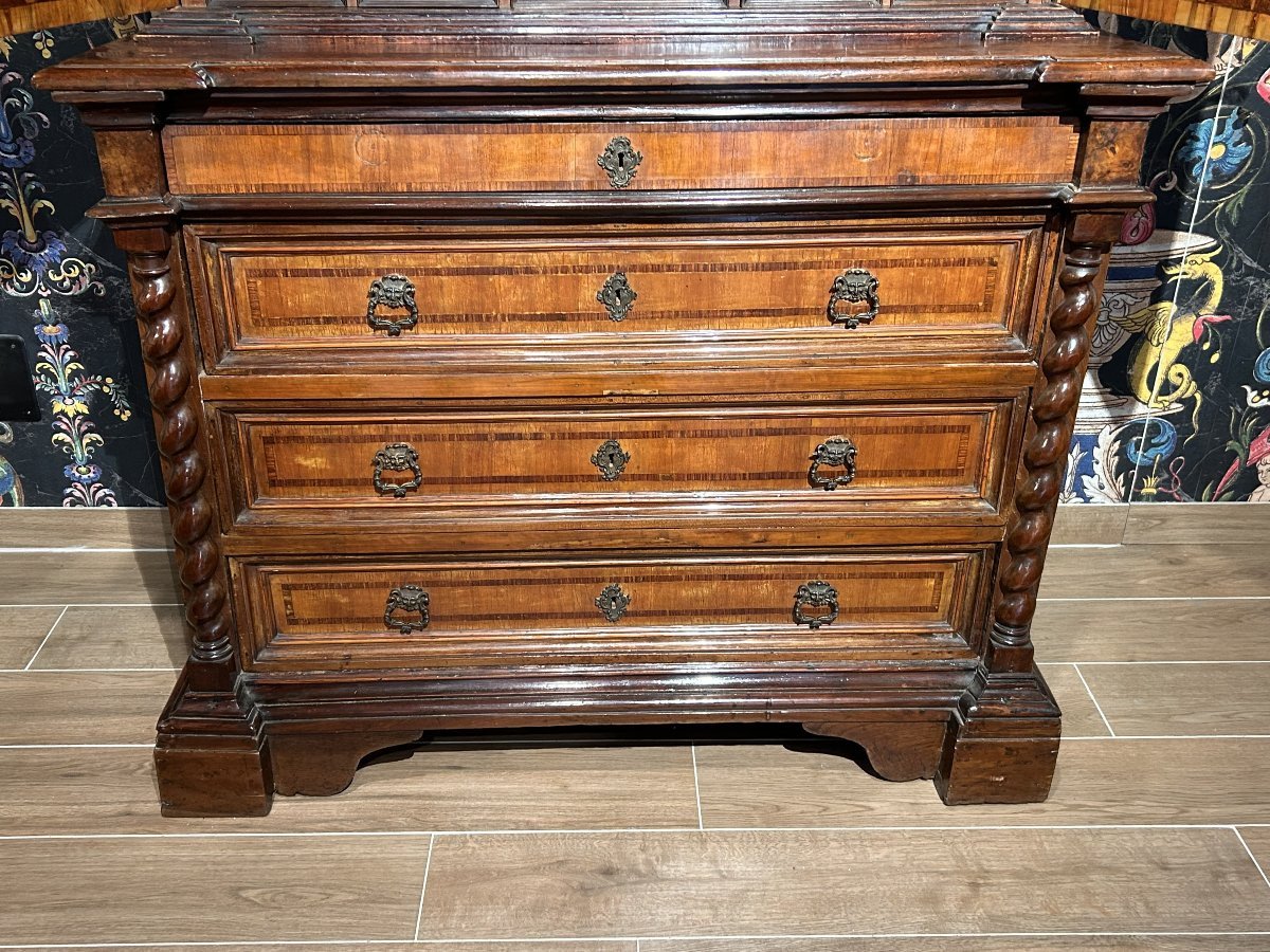 Elegante mobile doppio corpo con monetiere in legni pregiati. Roma, ultimo quarto del Seicento.-photo-2