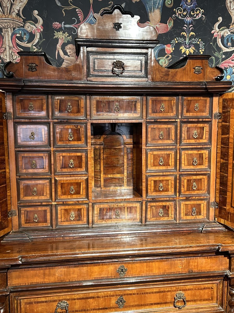 Elegante mobile doppio corpo con monetiere in legni pregiati. Roma, ultimo quarto del Seicento.-photo-3