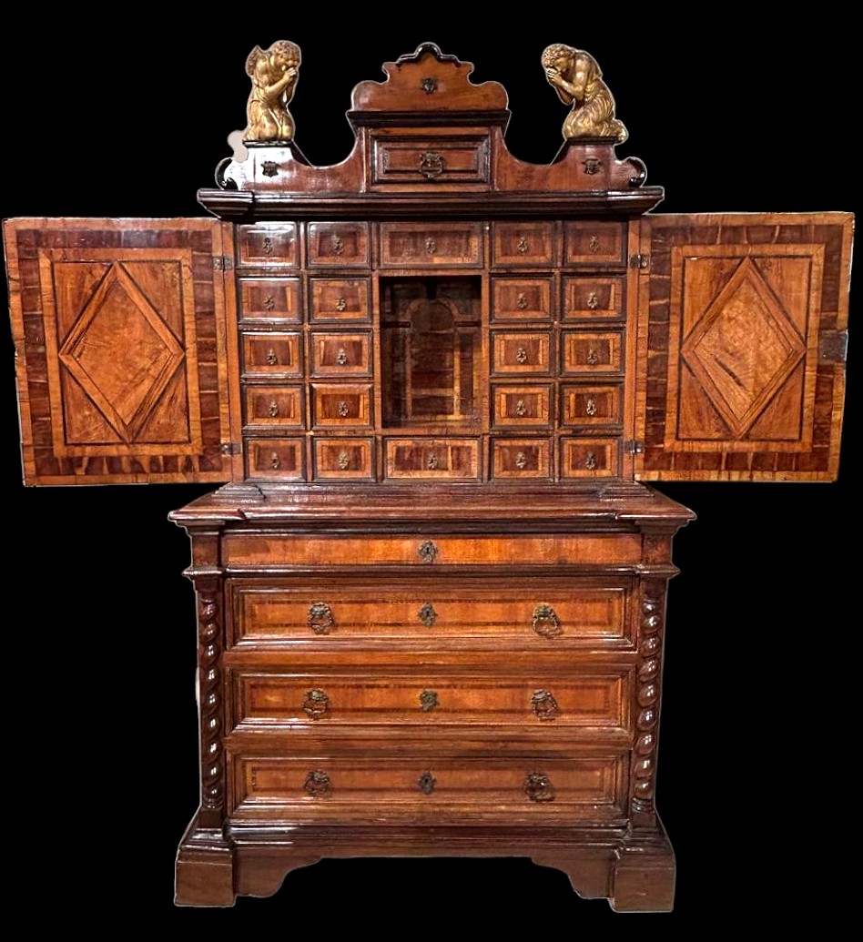 Elegante mobile doppio corpo con monetiere in legni pregiati. Roma, ultimo quarto del Seicento.