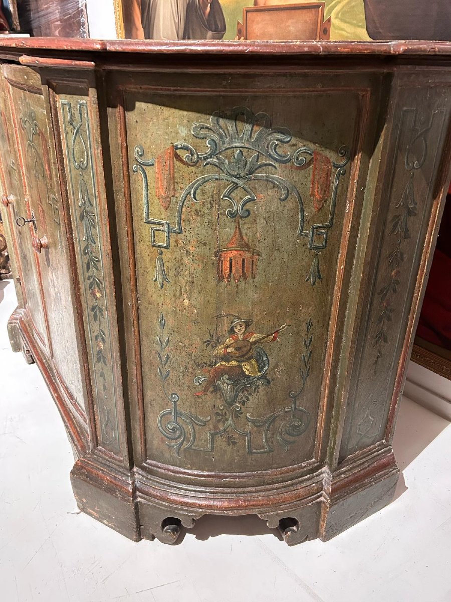 Rara credenza laccata. Laguna veneta, ultimo quarto del Seicento.-photo-3