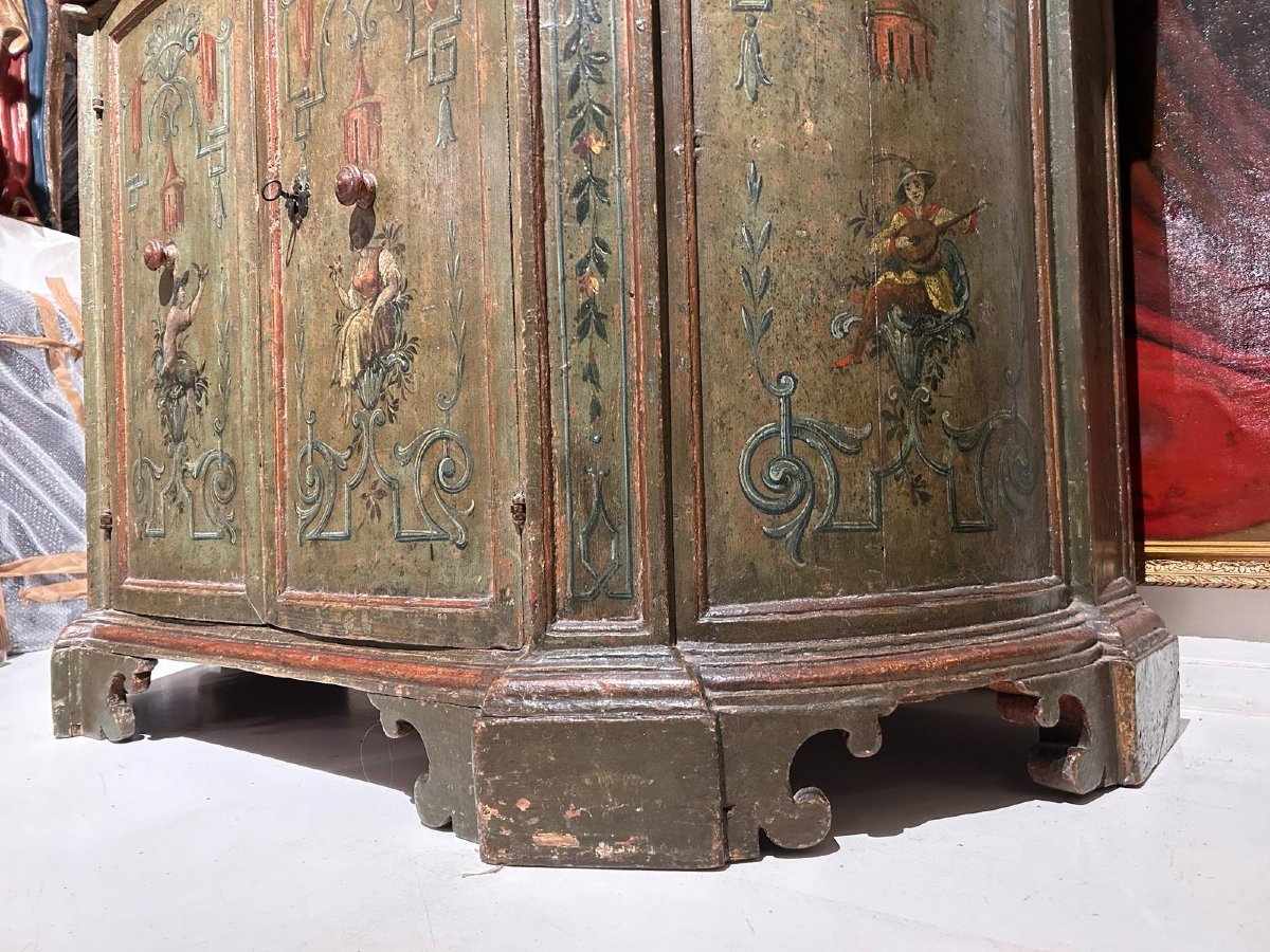 Rara credenza laccata. Laguna veneta, ultimo quarto del Seicento.-photo-3