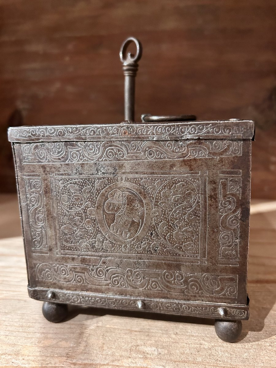 Piccolo forziere in ferro finemente cesellato, Norimberga primi del XVII secolo.-photo-3