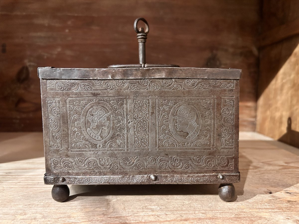 Piccolo forziere in ferro finemente cesellato, Norimberga primi del XVII secolo.-photo-1
