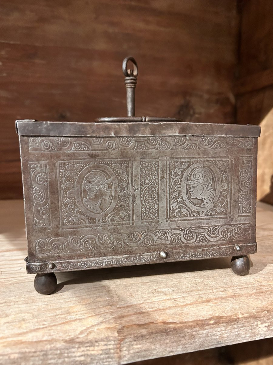 Piccolo forziere in ferro finemente cesellato, Norimberga primi del XVII secolo.-photo-6