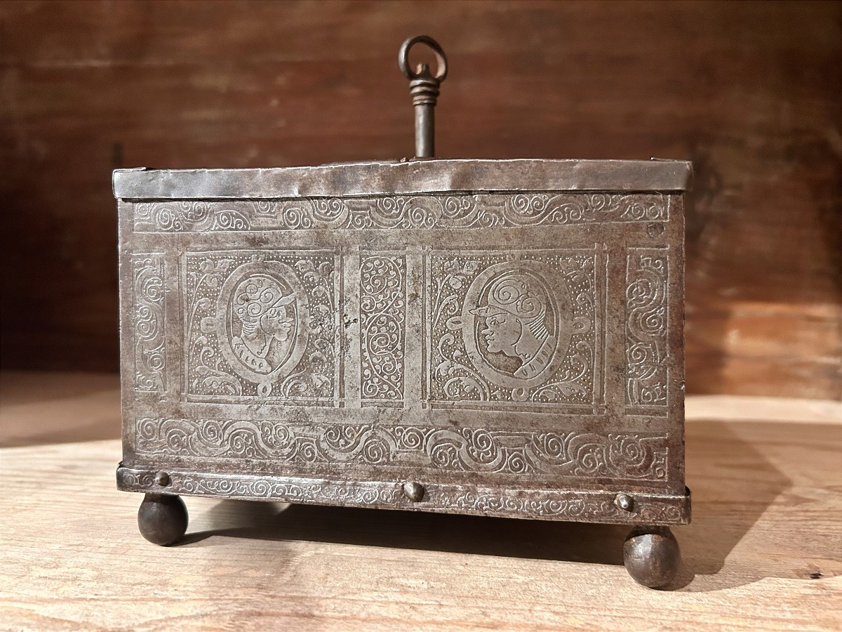 Piccolo forziere in ferro finemente cesellato, Norimberga primi del XVII secolo.