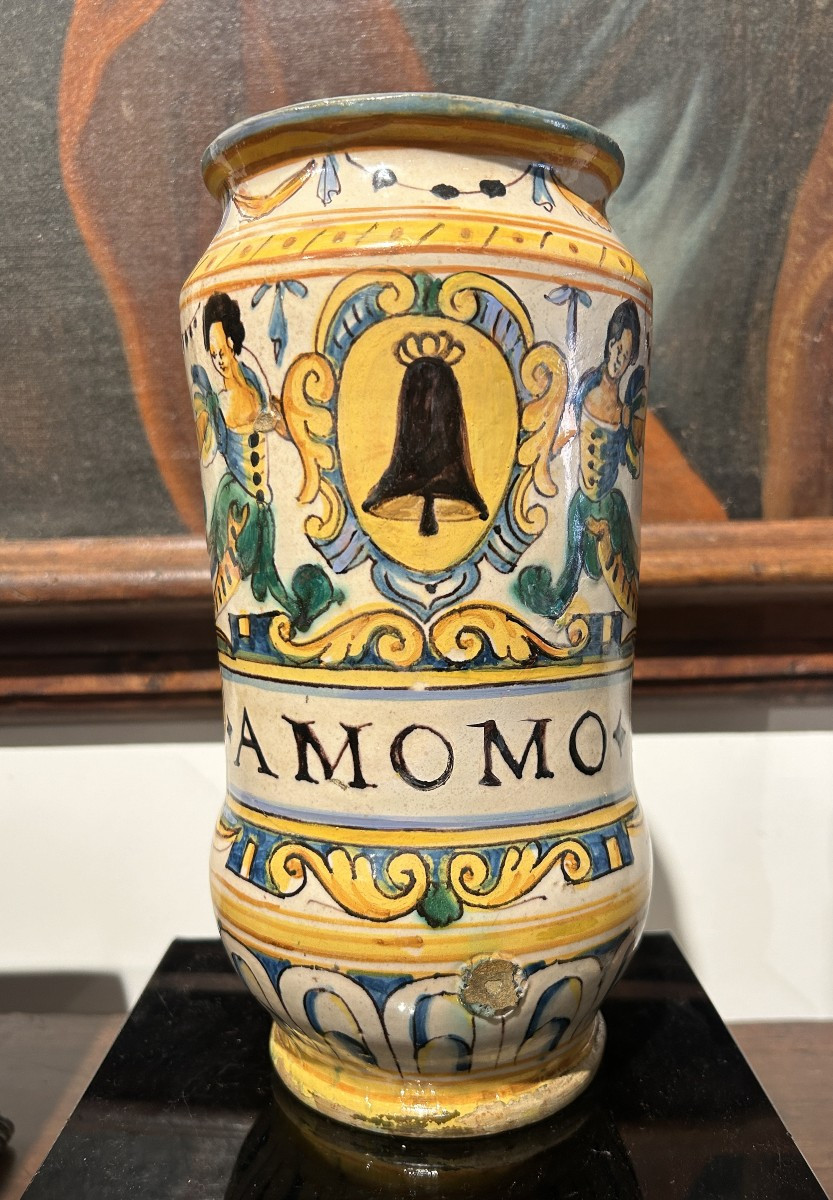 Grande albarello di Montelupo a grottesche, seconda metà del XVI secolo.