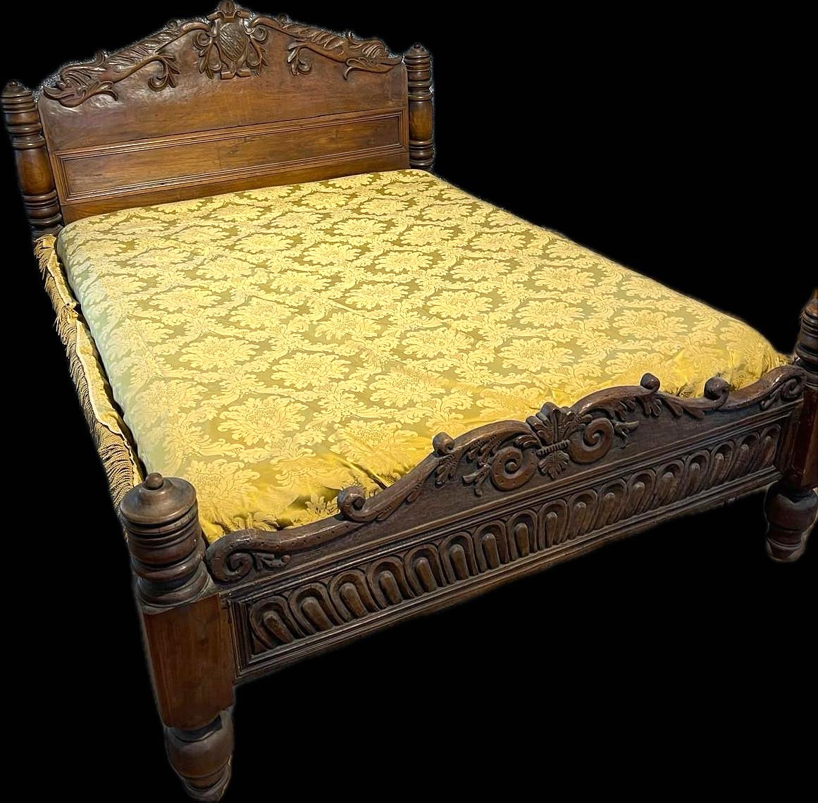 Interessante letto in legno del XVII secolo, con stemma della famiglia Scorpioni.