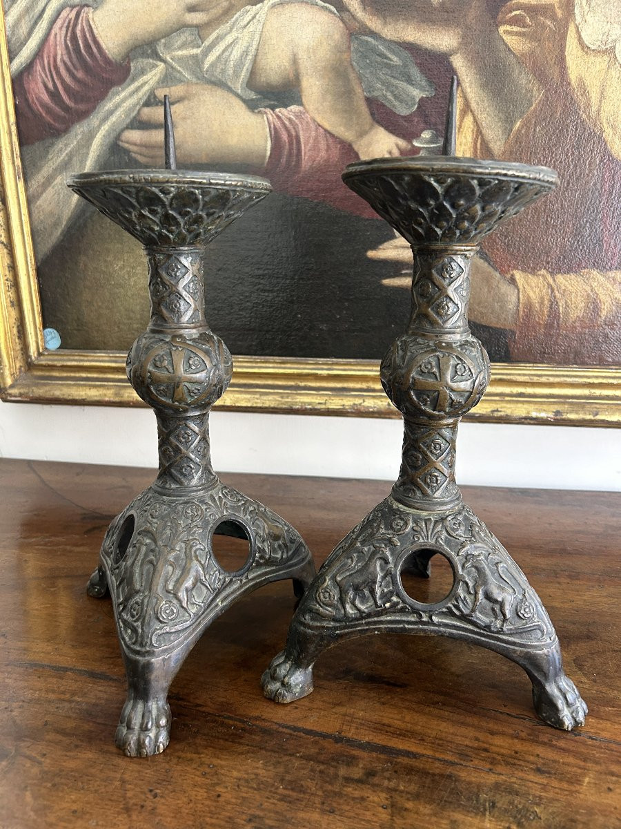 Coppia di antichi candelieri in bronzo tratti da modelli bizantini-photo-1