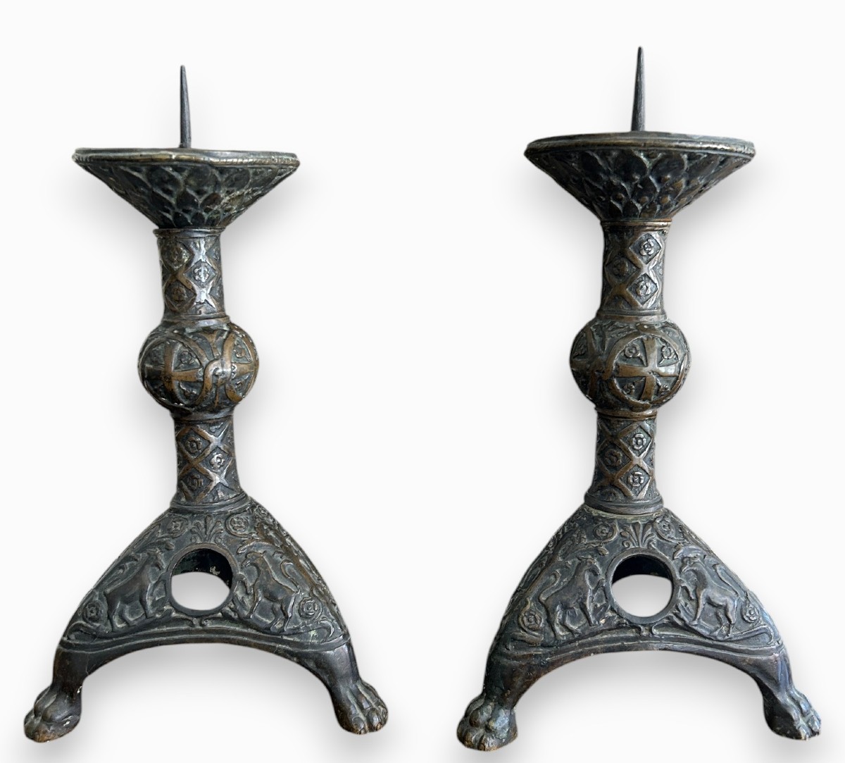 Coppia di antichi candelieri in bronzo tratti da modelli bizantini