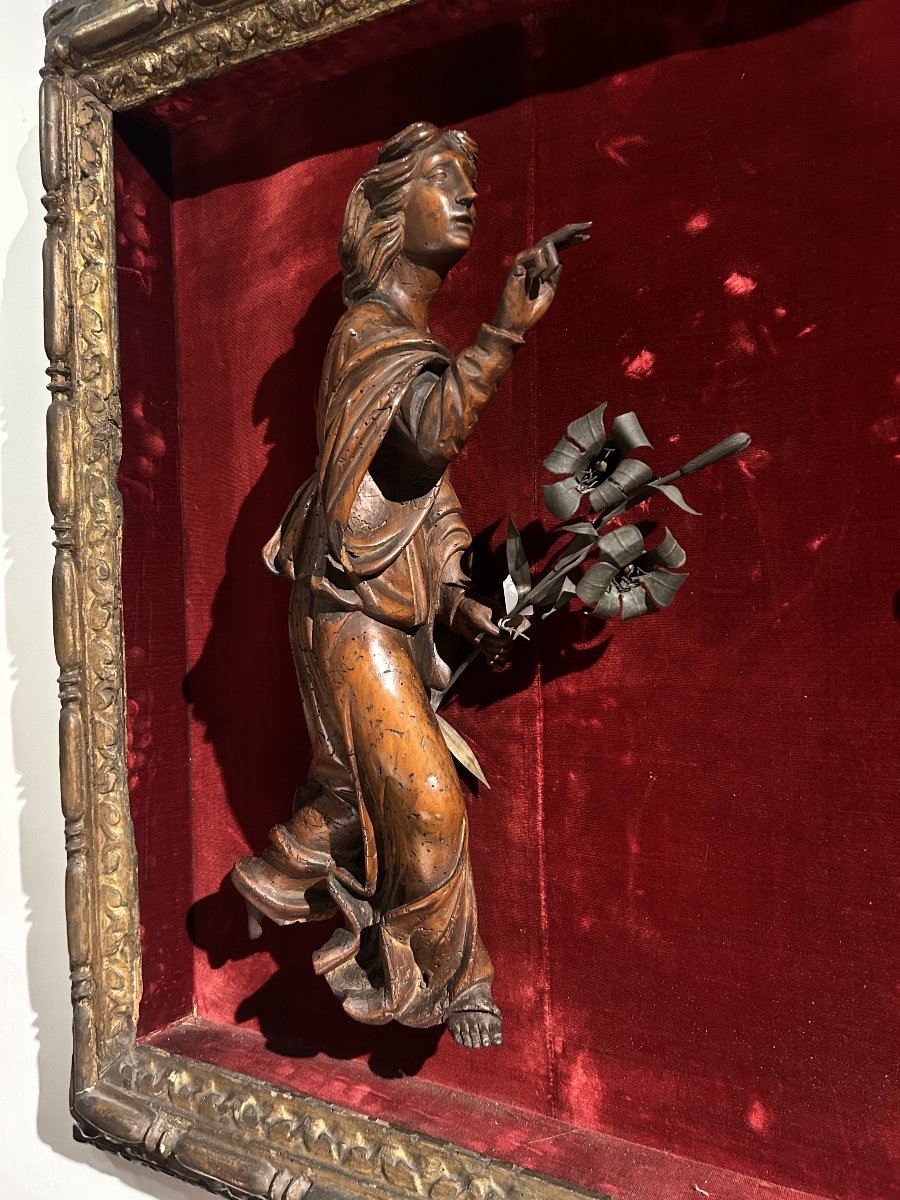 Annunciazione in legno scolpito entro cornice finemente intagliata, 1a metà del XVII secolo.-photo-1