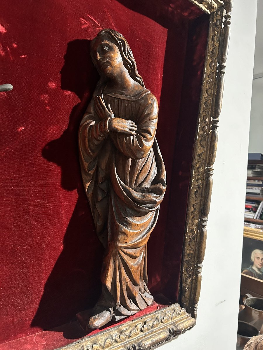 Annunciazione in legno scolpito entro cornice finemente intagliata, 1a metà del XVII secolo.-photo-2