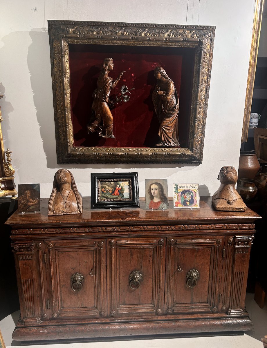 Annunciazione in legno scolpito entro cornice finemente intagliata, 1a metà del XVII secolo.-photo-3