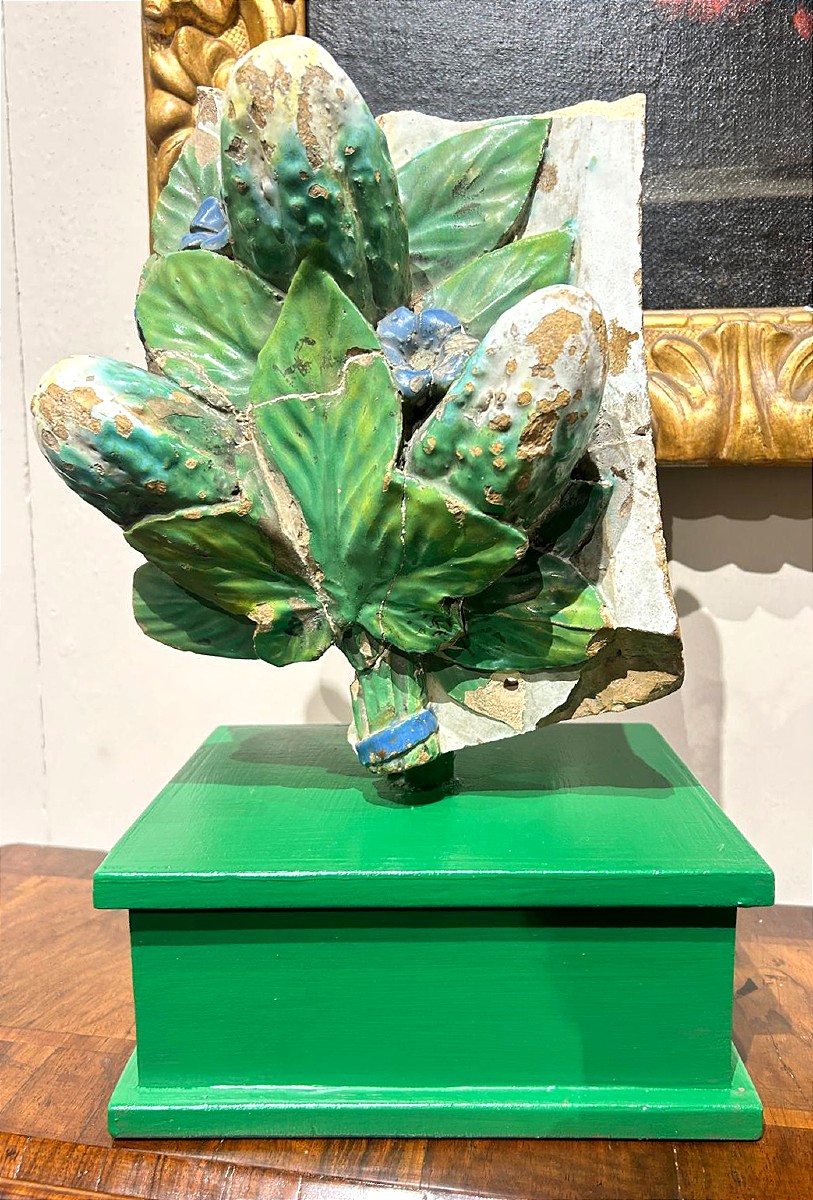 Frammento di una cornice robbiana monumentale in maiolica invetriata. Fine XV - primi XVI s.