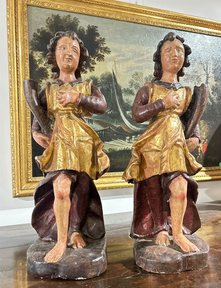 Coppia di sculture in legno raff. figure allegoriche che reggono cornucopia. Italia, XVII s.