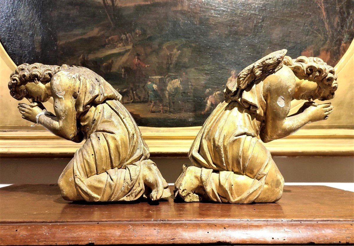 Coppia di angeli genuflessi in legno scolpito e dorato. Italia centrale, XVII secolo.-photo-2