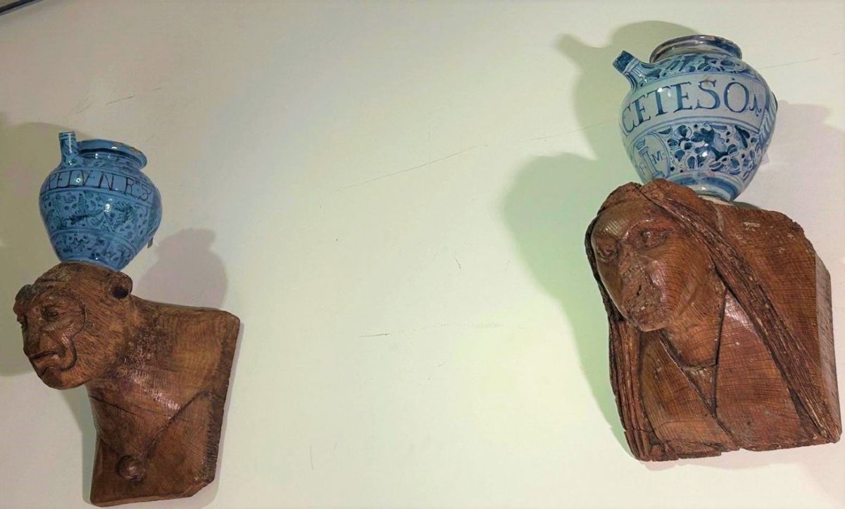 Coppia di elementi architettonici di figure fantastiche, Arte nordica XV/XVI secolo.-photo-2