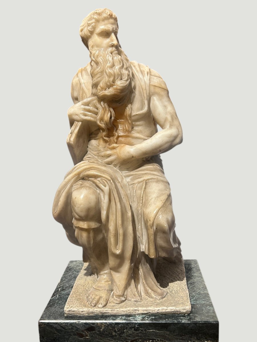 Scultura in alabastro riproducente Mosè di Michelangelo. Italia, primi anni del XIXmo secolo
