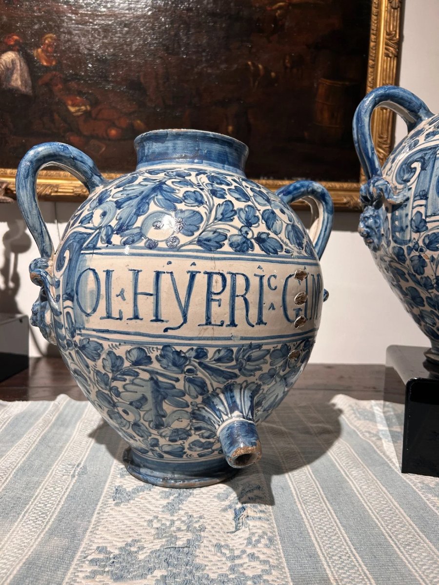 Coppia di rari orci biansati in bianco e blu, Deruta prima metà del seicento.-photo-2