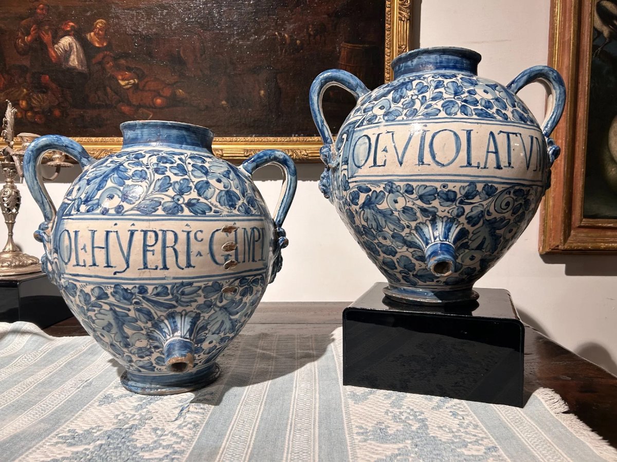 Coppia di rari orci biansati in bianco e blu, Deruta prima metà del seicento.