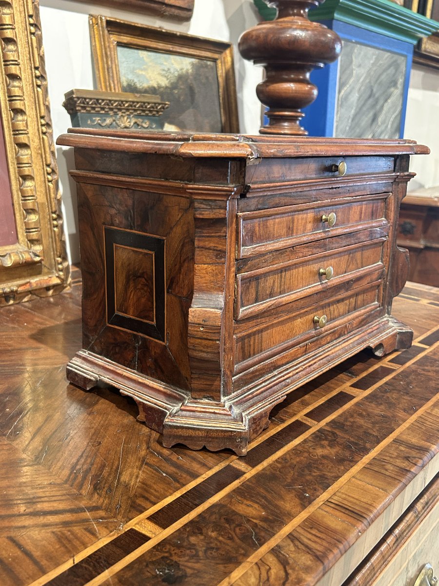 Raro modellino di canterano toscano in legni pregiati del XVII secolo.-photo-1