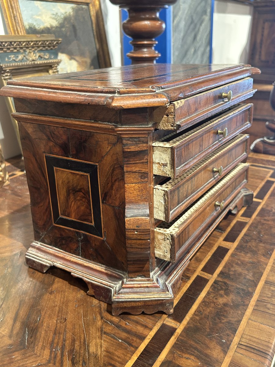 Raro modellino di canterano toscano in legni pregiati del XVII secolo.-photo-2