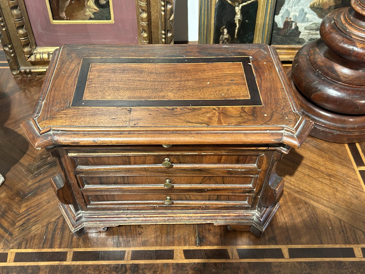 Raro modellino di canterano toscano in legni pregiati del XVII secolo.-photo-3
