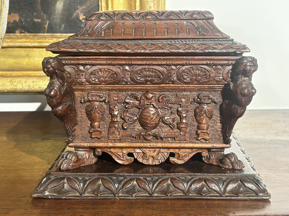 Modello di cassone nuziale finemente intagliato alla rinascimentale. Produzione ottocentesca.-photo-4