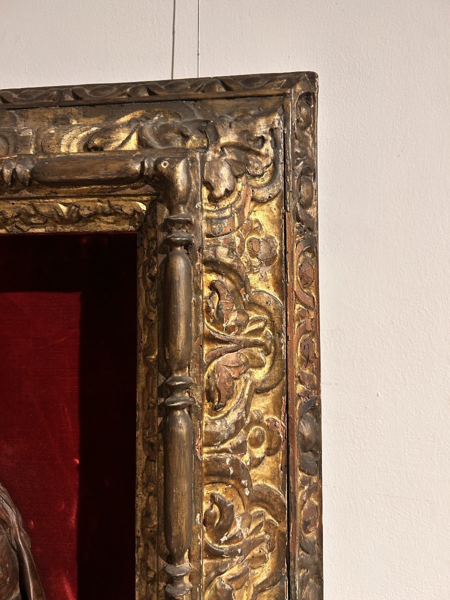 Annunciazione in legno scolpito entro cornice finemente intagliata, 1a metà del XVII secolo.-photo-1