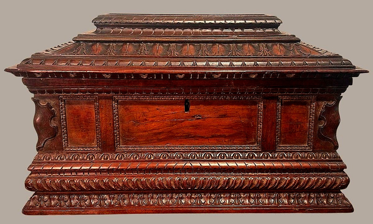 Scrigno da centro in noce finemente intagliato, Toscana del XVI secolo.-photo-2