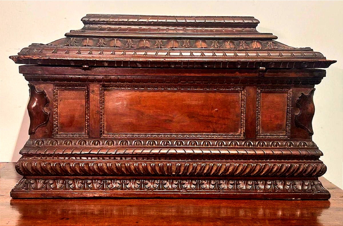 Scrigno da centro in noce finemente intagliato, Toscana del XVI secolo.-photo-2