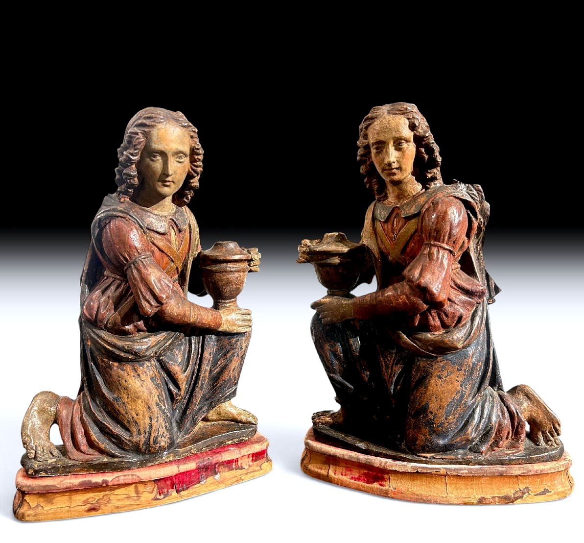 Coppia di angeli genuflessi in terracotta policroma. Firenze, primo quarto del XVI secolo.