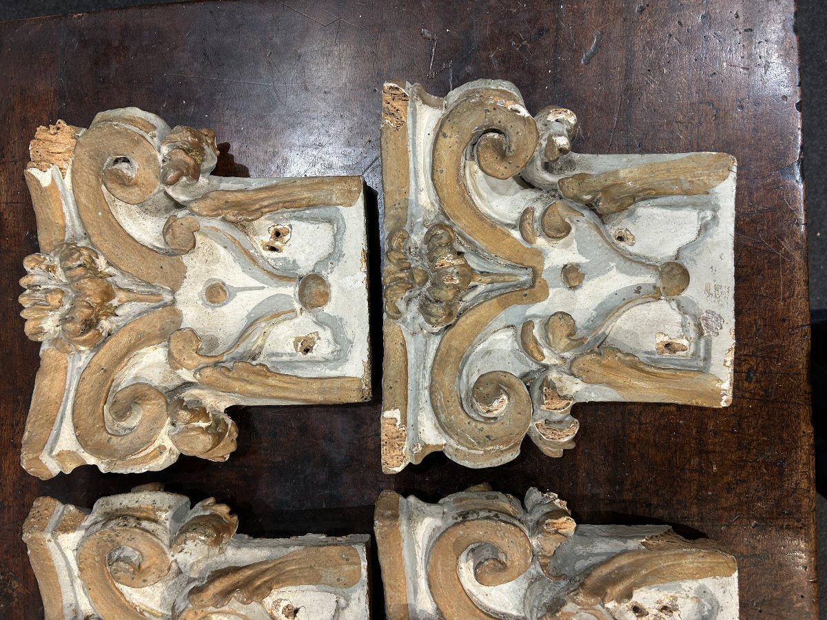 Gruppo di 4 capitelli in legno laccato elemento da boiserie tardo barocco, primi XVIII secolo.-photo-2