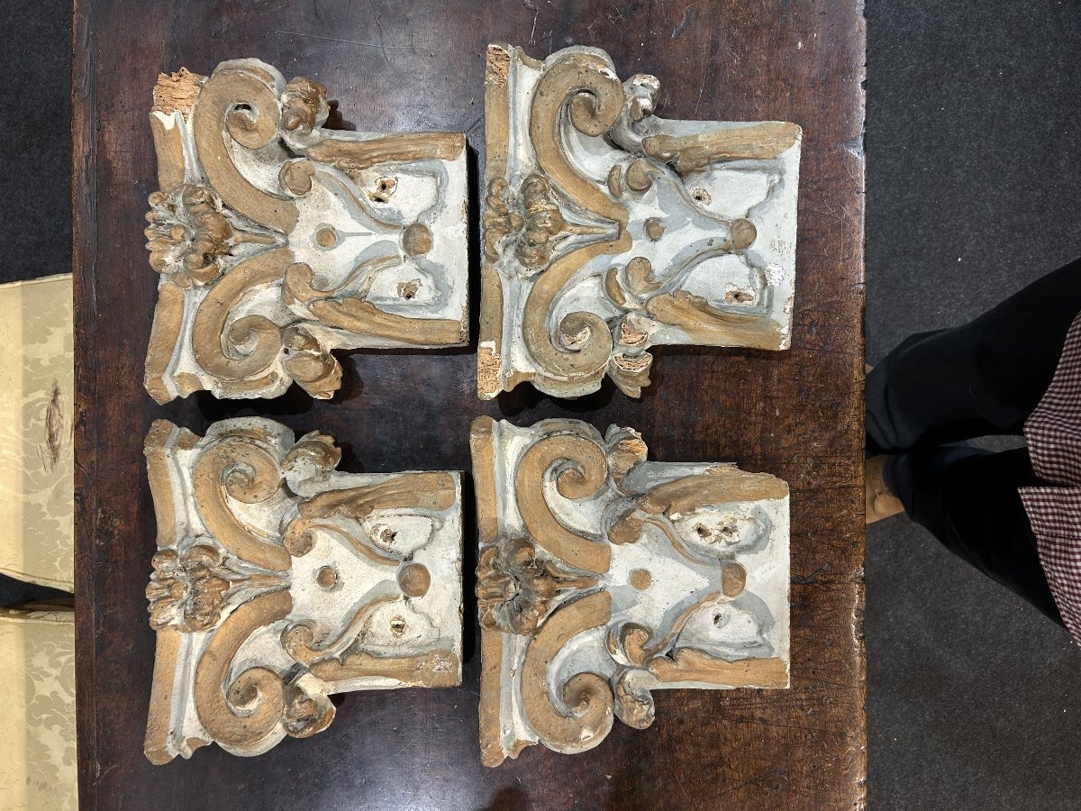 Gruppo di 4 capitelli in legno laccato elemento da boiserie tardo barocco, primi XVIII secolo.-photo-3