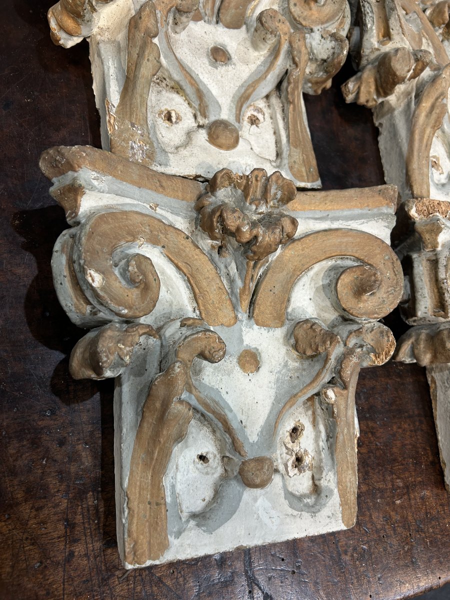 Gruppo di 4 capitelli in legno laccato elemento da boiserie tardo barocco, primi XVIII secolo.-photo-1