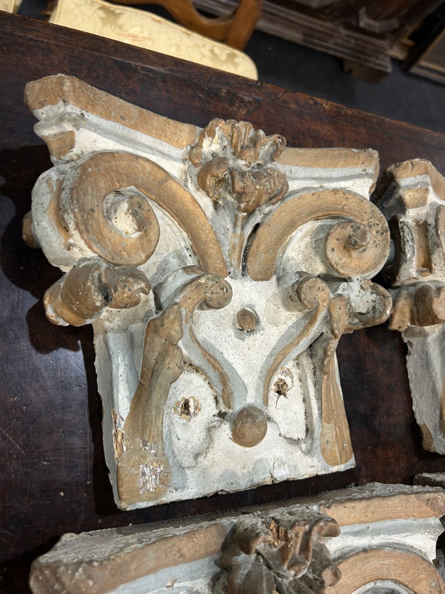 Gruppo di 4 capitelli in legno laccato elemento da boiserie tardo barocco, primi XVIII secolo.-photo-2