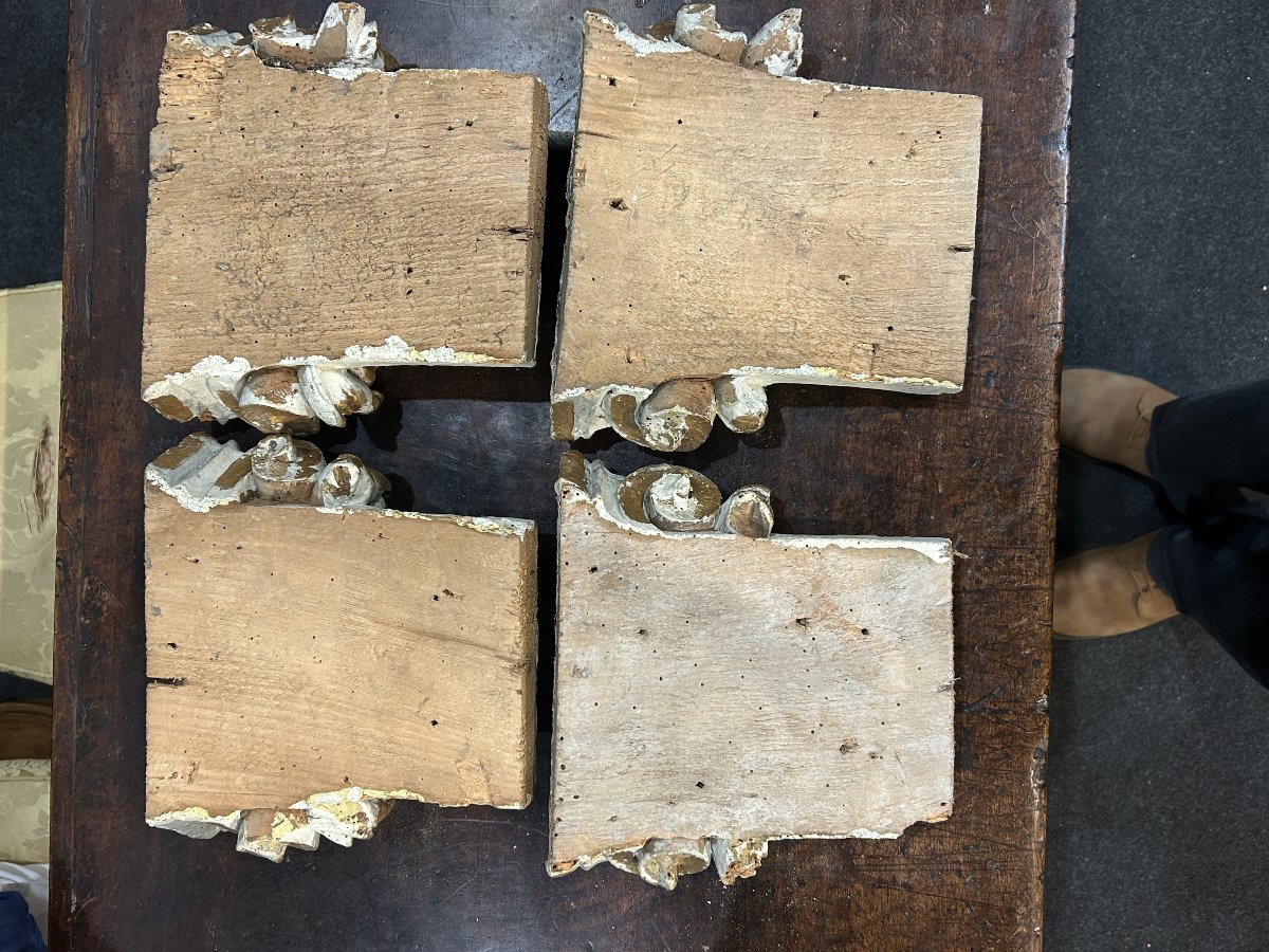 Gruppo di 4 capitelli in legno laccato elemento da boiserie tardo barocco, primi XVIII secolo.-photo-6