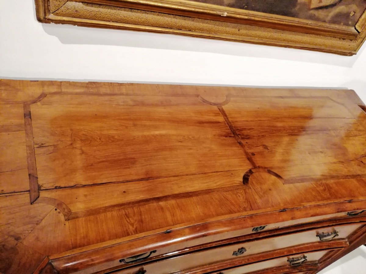  Rare commode Louis XIV plaquée en bois de cyprès et incrustée en palissandre, Etat Papal. -photo-3