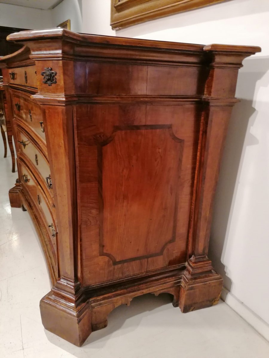  Rare commode Louis XIV plaquée en bois de cyprès et incrustée en palissandre, Etat Papal. -photo-4