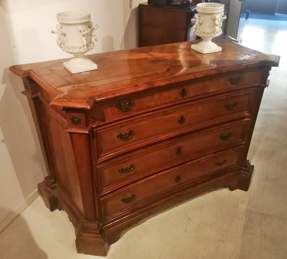  Rare commode Louis XIV plaquée en bois de cyprès et incrustée en palissandre, Etat Papal. -photo-1