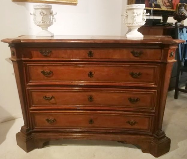  Rare commode Louis XIV plaquée en bois de cyprès et incrustée en palissandre, Etat Papal. -photo-2