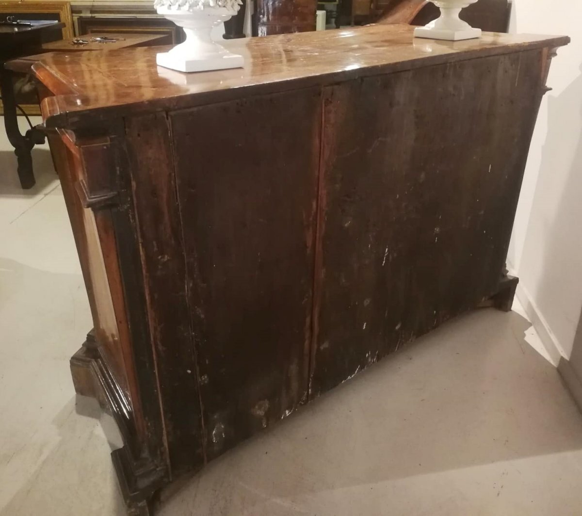  Rare commode Louis XIV plaquée en bois de cyprès et incrustée en palissandre, Etat Papal. -photo-5