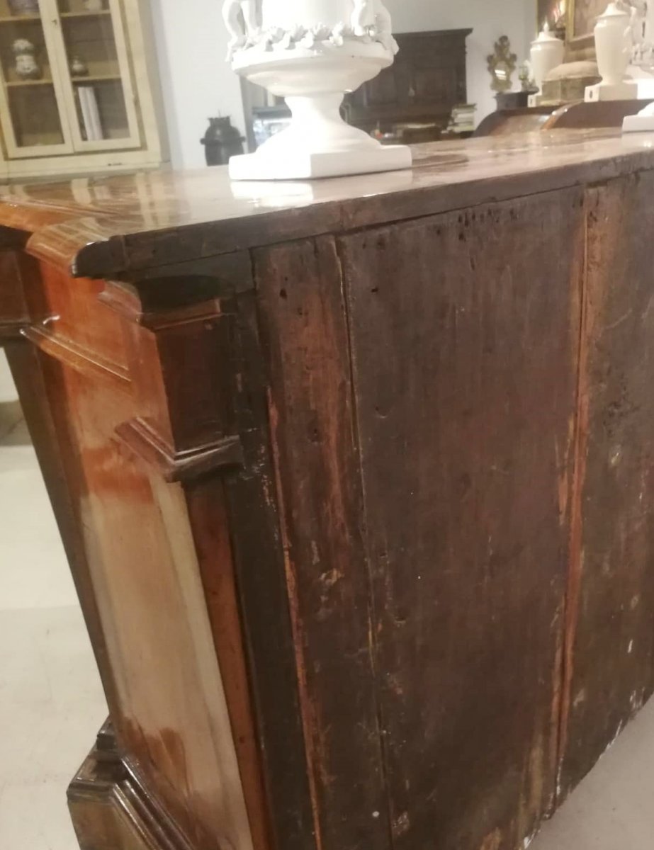  Rare commode Louis XIV plaquée en bois de cyprès et incrustée en palissandre, Etat Papal. -photo-6